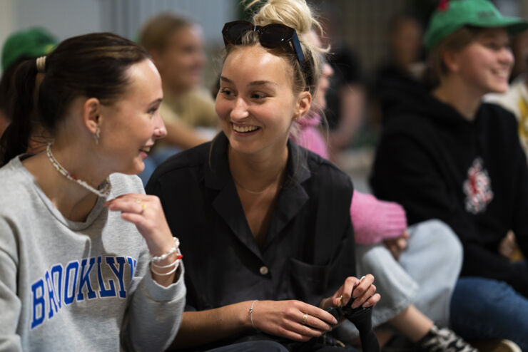 Två studenter som möts under studentmottagningen