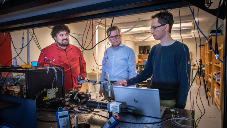 Alvaro Alarcón,  Joakim Argillander and Guilherme B Xavier in the lab at LiU. 