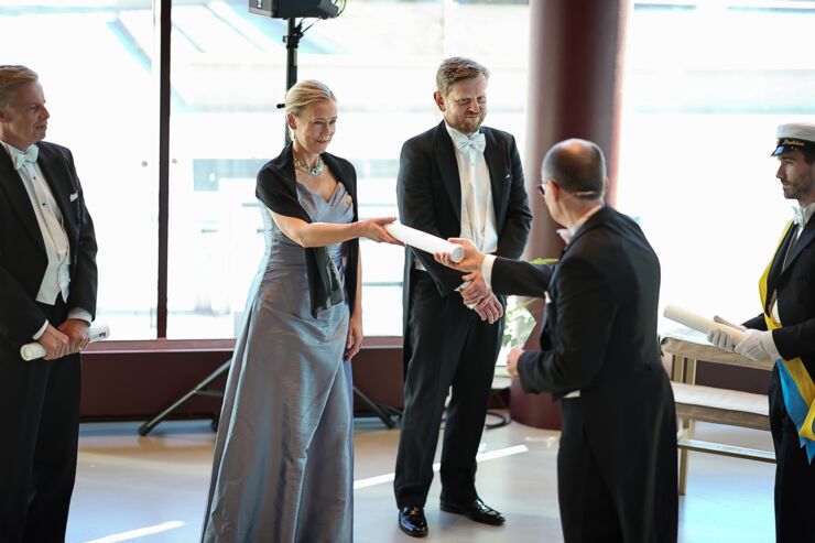  Anna Storm shakes hands with the Vice-Chancellor at the professor's installation in September 2021.