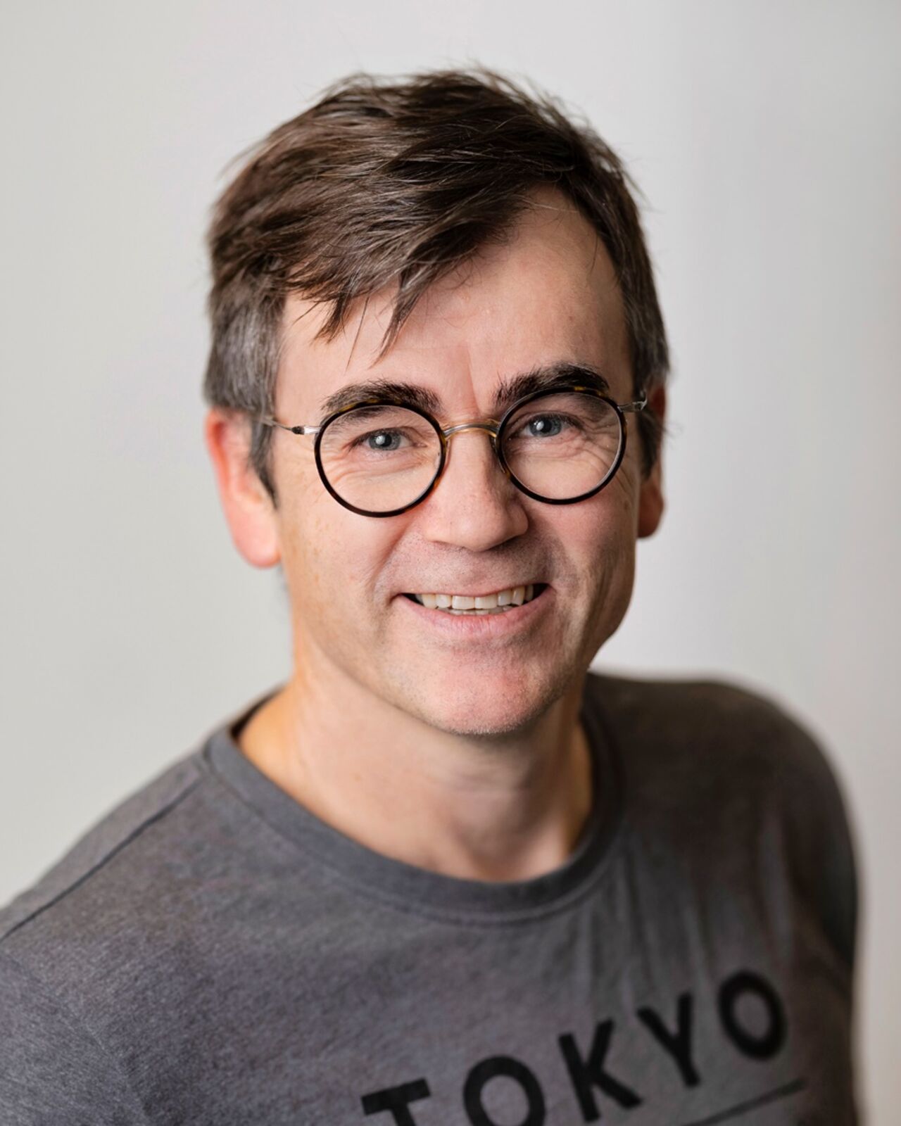 Aarsand in front of gray wall