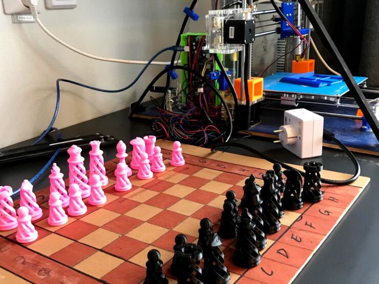 Ett schackspel utskrivet av 3D-skivare.