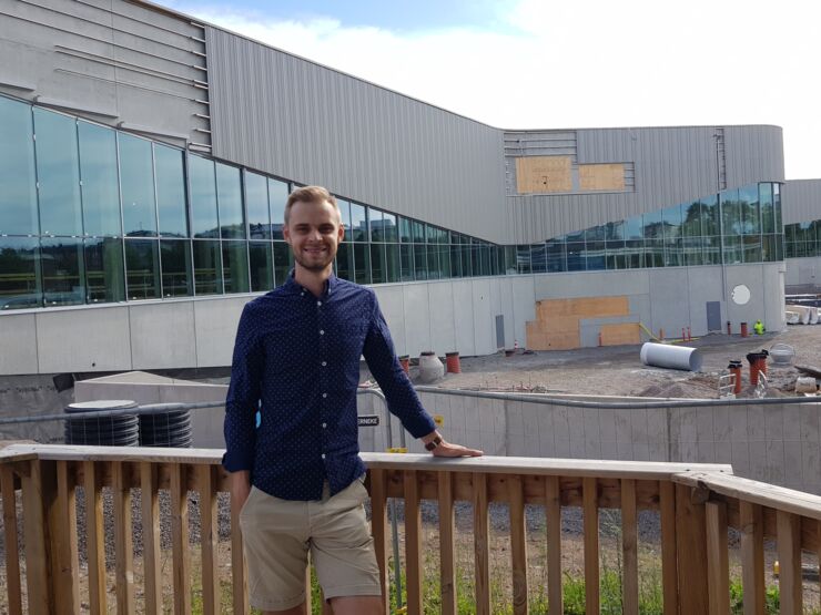 Jonathan Holmsten in front of the building site of the new Linköping indoor swimming pool.