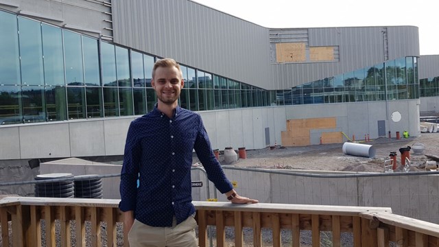 Jonathan Holmsten in front of the building site of the new Linköping indoor swimming pool.