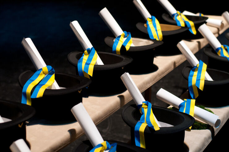 Doktorspromotion visar hattar i rad.