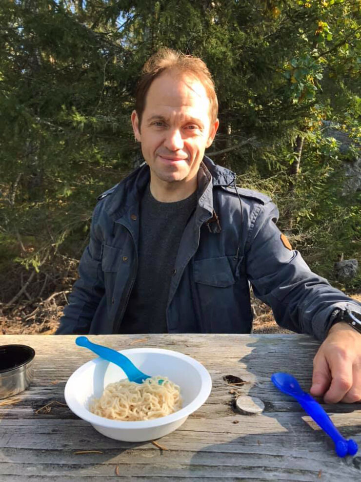Bild på Gissur Erlingsson, forskare på CKS, vid ett picknickbord.