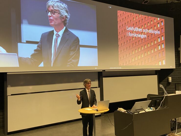 Per Holmberg föreläser. I bakgrunden syns en presentation med texten 