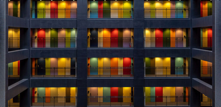 Lägenhetsdörrar i olika färger.