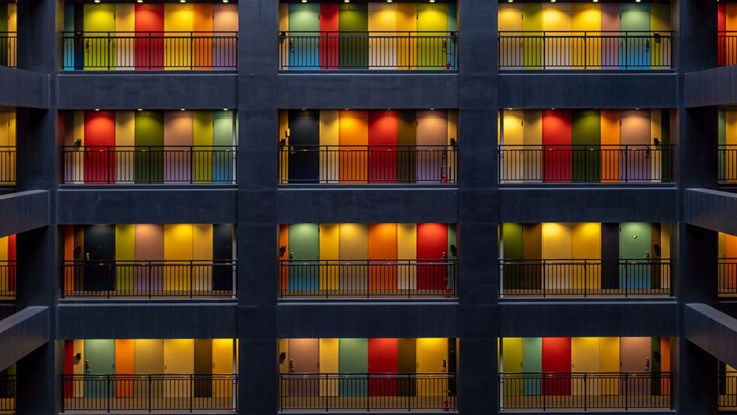 Lägenhetsdörrar i olika färger.