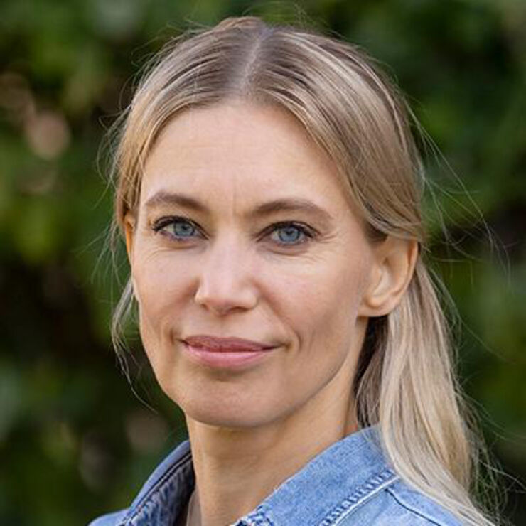 Porträttbild på Emma Holmqvist utomhus.