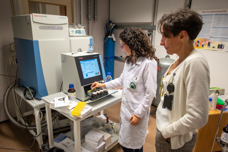 Veronica Lizano-Fallas and Susana Cristobal by the mass spectrometer.