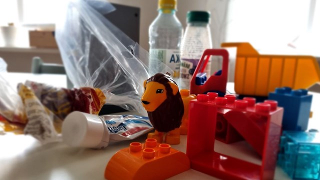 saker i plast- lego, leksaker, påse, flaskor