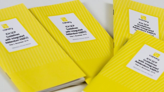 Bild på gula böcker i en hög.