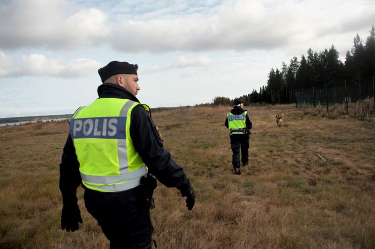 Poliser som letar efter försvunnen person.