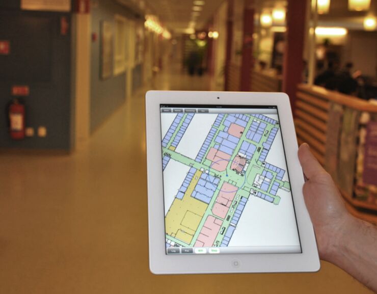 Picture of a map and a ipad in the corridors of Linköping University.