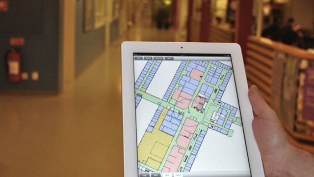 Bild på en surfplatta som visar en karta över en inomhusmiljö på Linköpings universitet.