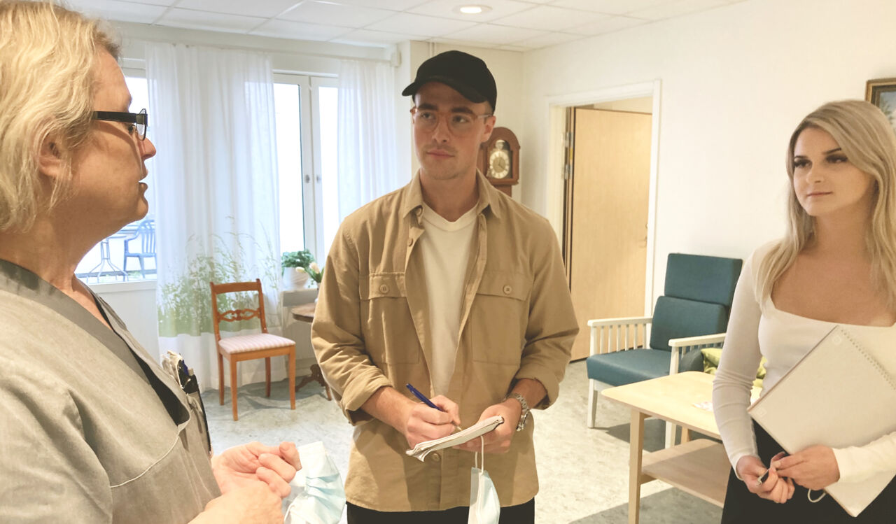 Två kvinnor, en man, studenter besöker äldreboende för dementa i Norrköping.