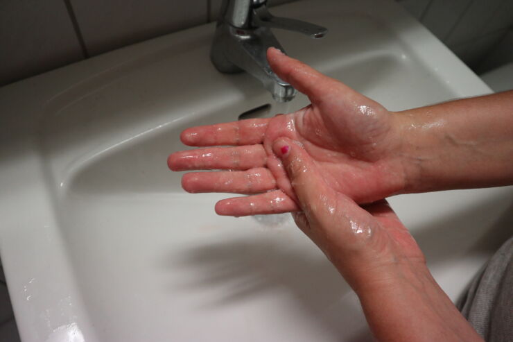 Händer som tvättas.