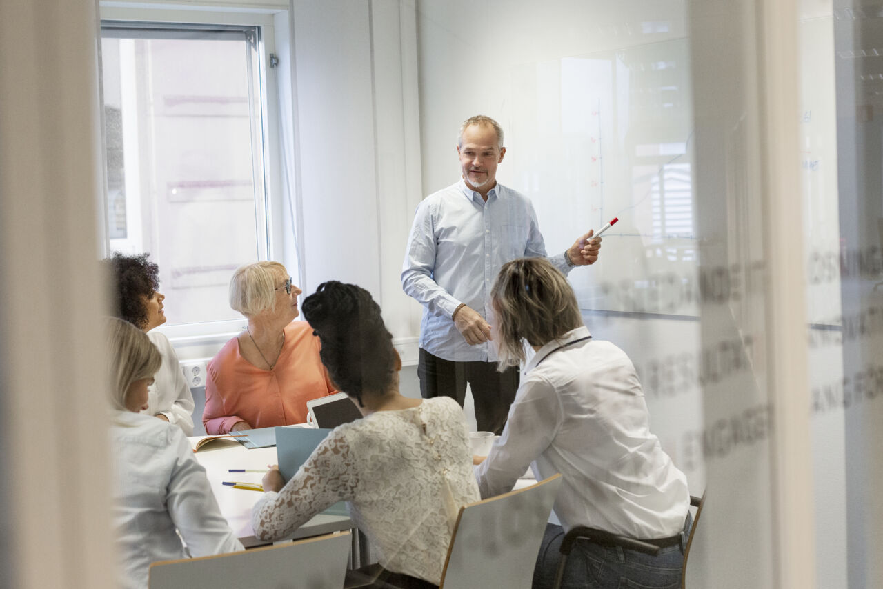Man talar under ett möte.