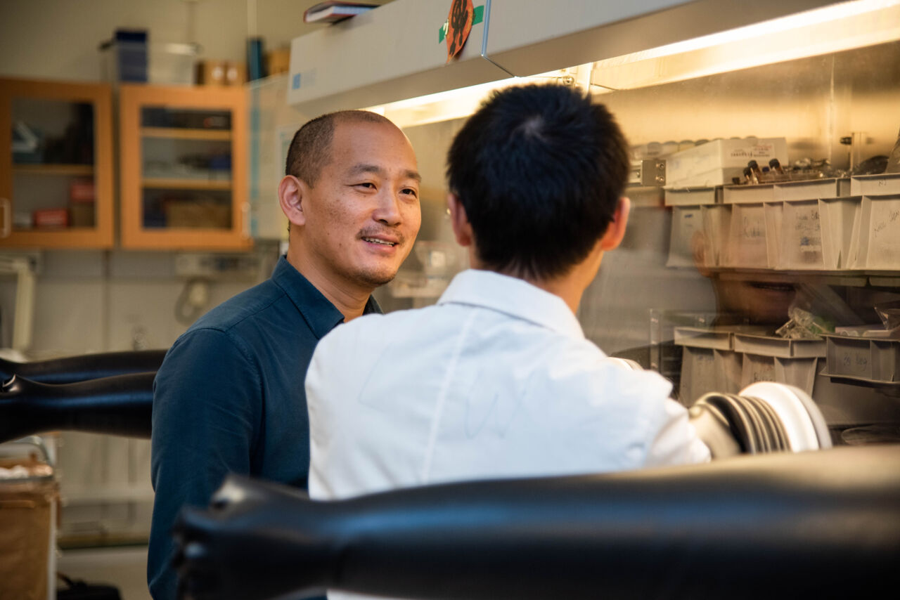 Professor Feng Gao and postdoctor Rui Zhang are talking in a corridor