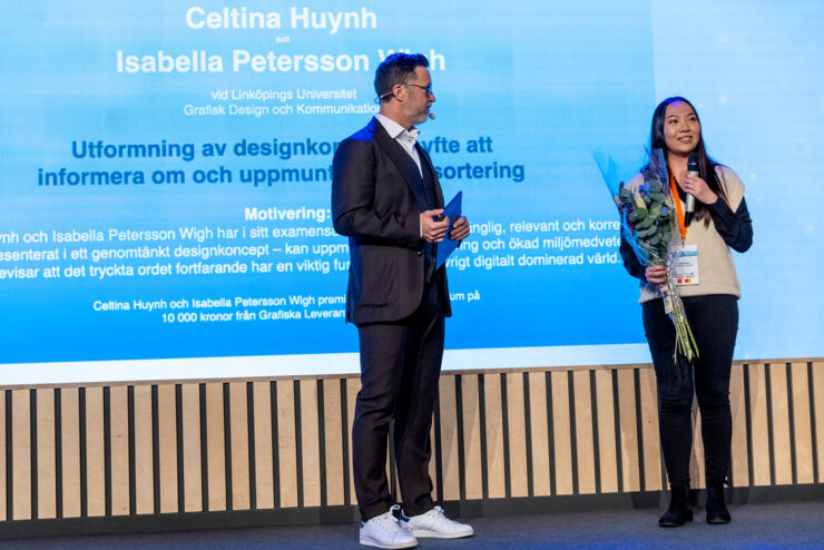 GDK-studenten Celtina Huynh mottar stipendium på scen på PrintNext-konferensen.