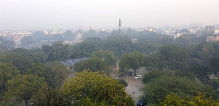 vy över Delhi i Indien med mycket luftföroreningar som skymmer horisonten.