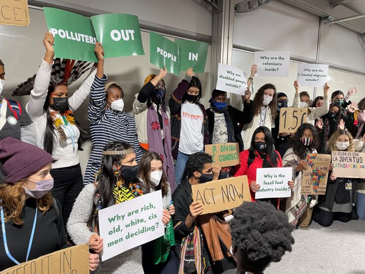 Ungdomsaktivister på COP26 protesterar mot att fossilindustrin har tillträde till konferensen men att marginaliserade grupper inte har det.