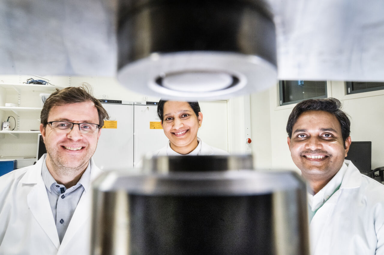 Professor Xavier Crispin och forskningsingenjörerna Ujwala Ail och Ziyauddin Khan, vid pressen för knappcellsbatterier, Laboratoriet för organisk elektronik.