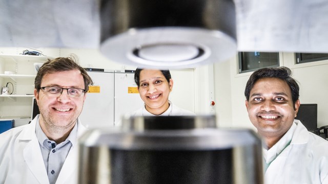 Professor Xavier Crispin och forskningsingenjörerna Ujwala Ail och Ziyauddin Khan, vid pressen för knappcellsbatterier, Laboratoriet för organisk elektronik.