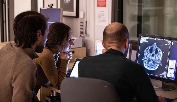 Rebecca Böhme, Adam Enmalm och Reinoud Kaldewaij sitter och övervakar en skanning vid CMIV, Campus US.