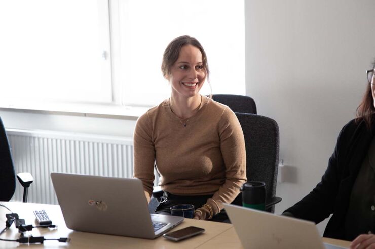 Rebecca Böhme sitter i konferensrummet under ett labbmöte med sin forskargrupp.