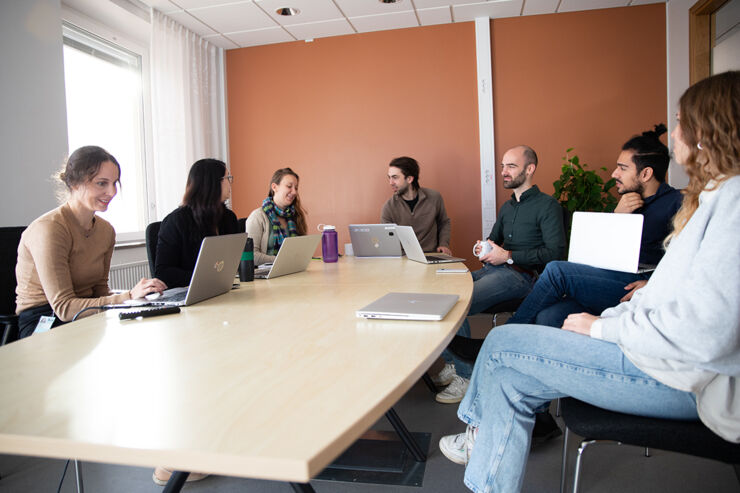 Rebecca Böhme and her research group talk during a lab meeting in Tinnerbäckshuset.