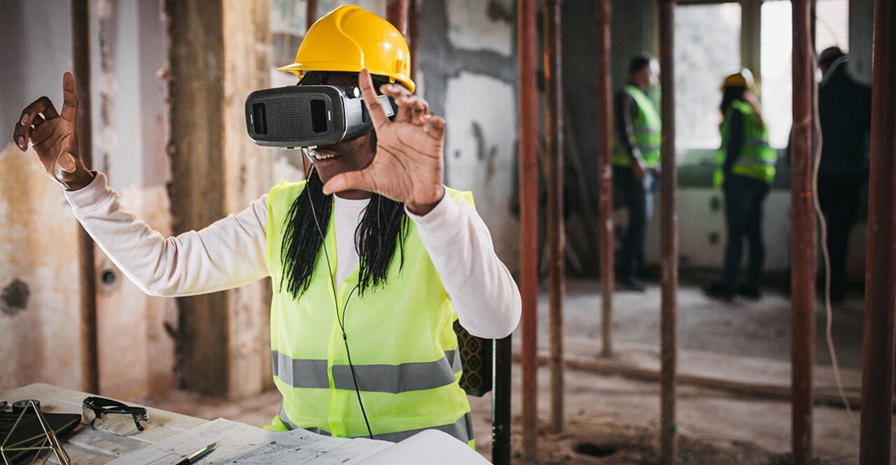 Ingenjör på byggarbetsplats med VR-headset