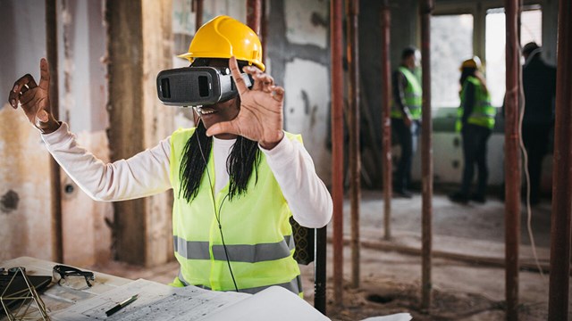 Ingenjör på byggarbetsplats med VR-headset