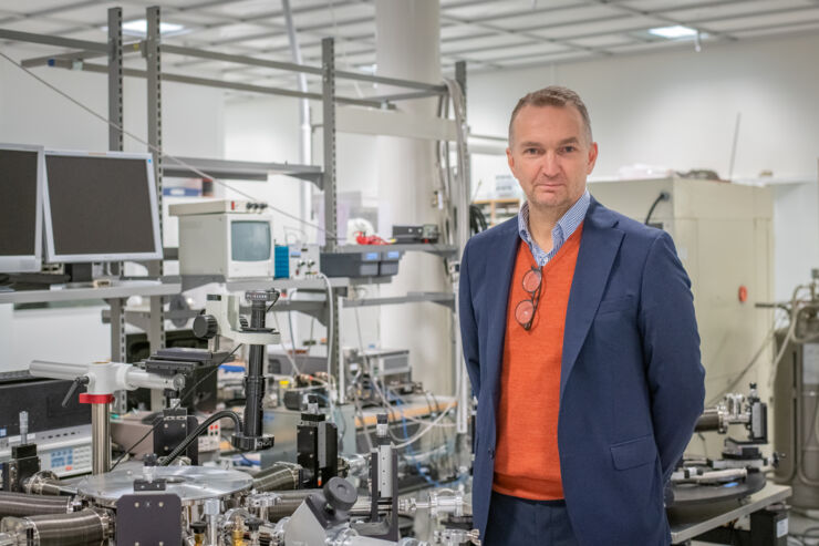 Magnus Berggren i elektroniklabb