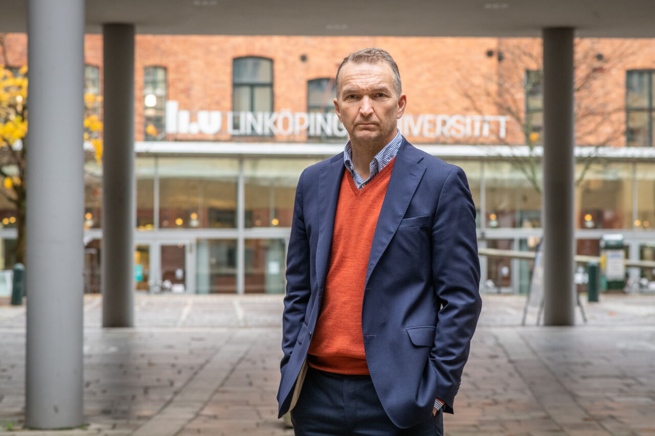 Magnus Berggren vid entrén till Campus Norrköping