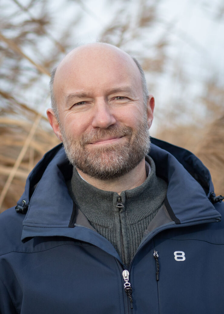 David Bastviken framför en vassrugge.