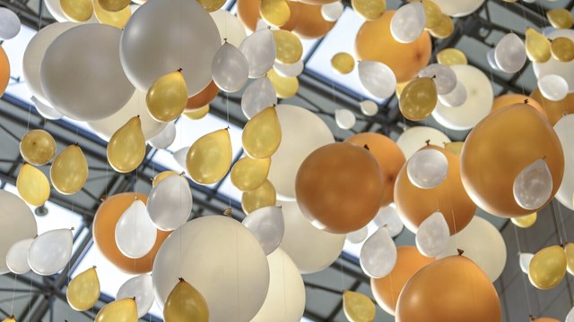 Ballonger i olika färger hänger i taket.