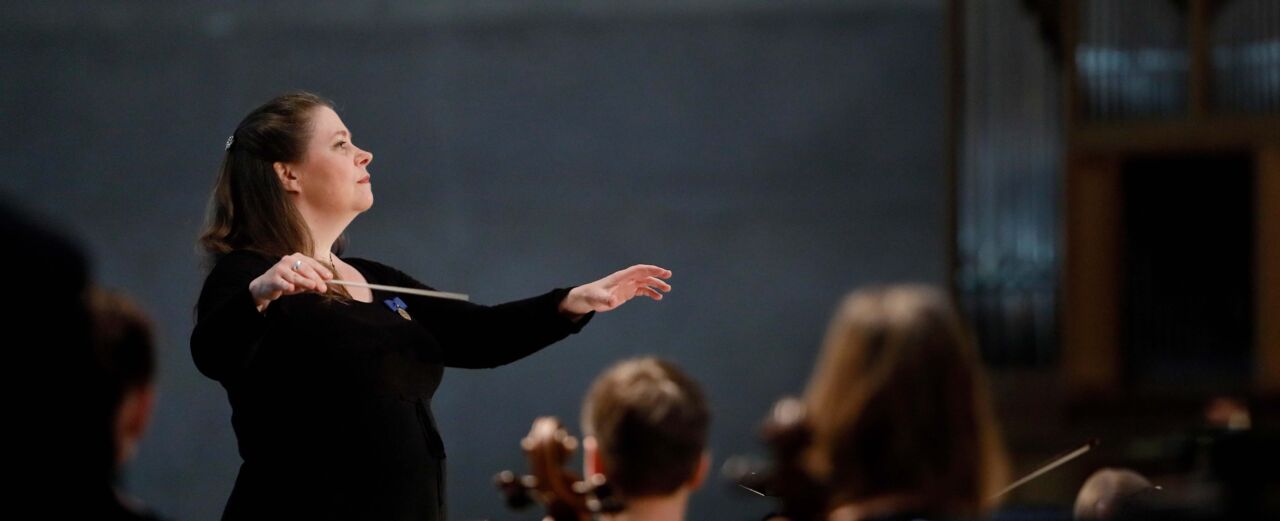 Dirigent Merete Ellegaard dirigerar en orkester
