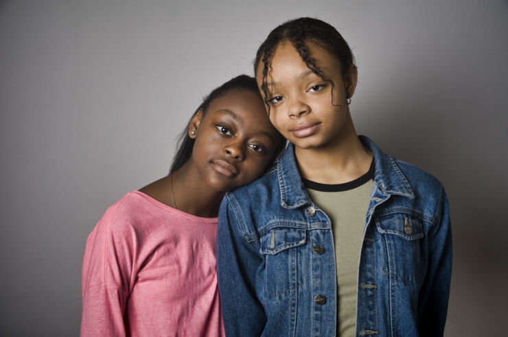 Två unga flickor med afrikanskt ursprung