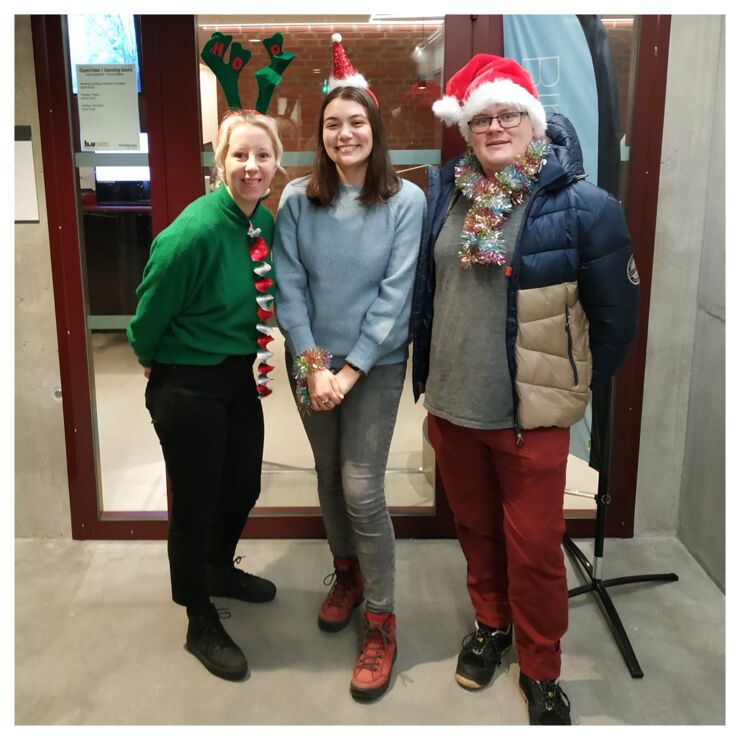 The host Rebecca Fonseca Pilzecker is standing with guest Therese Lindkvist and Tobias Kontio in Christmas outfit.