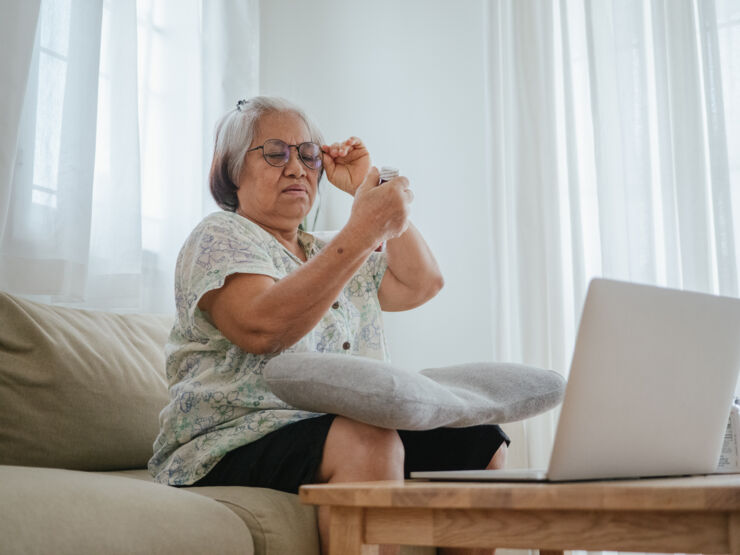 Äldre kvinna talar med läkare via dator