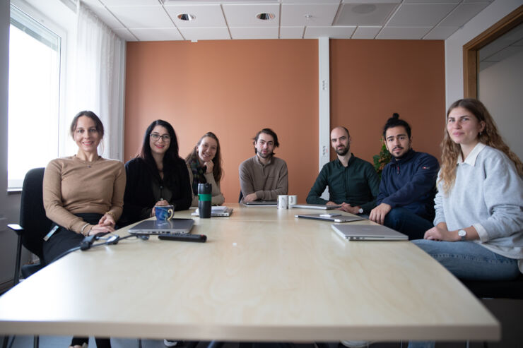 Gruppbild på Rebecca Böhmes forskargrupp i ett konferensrum.