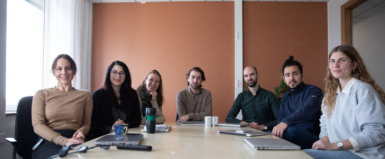 Group picture of Rebecca Böhme's research group during a lab meeting in a conference room.