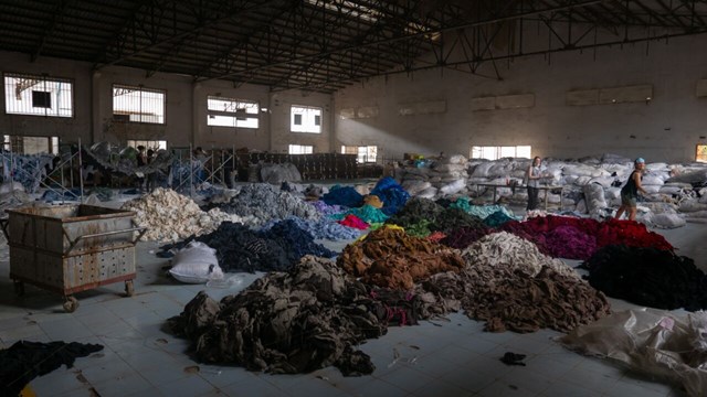 Sortering av kläder på en övergiven fabrik