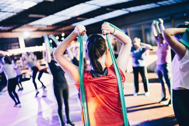 Bild på personer som tränar på ett gym.