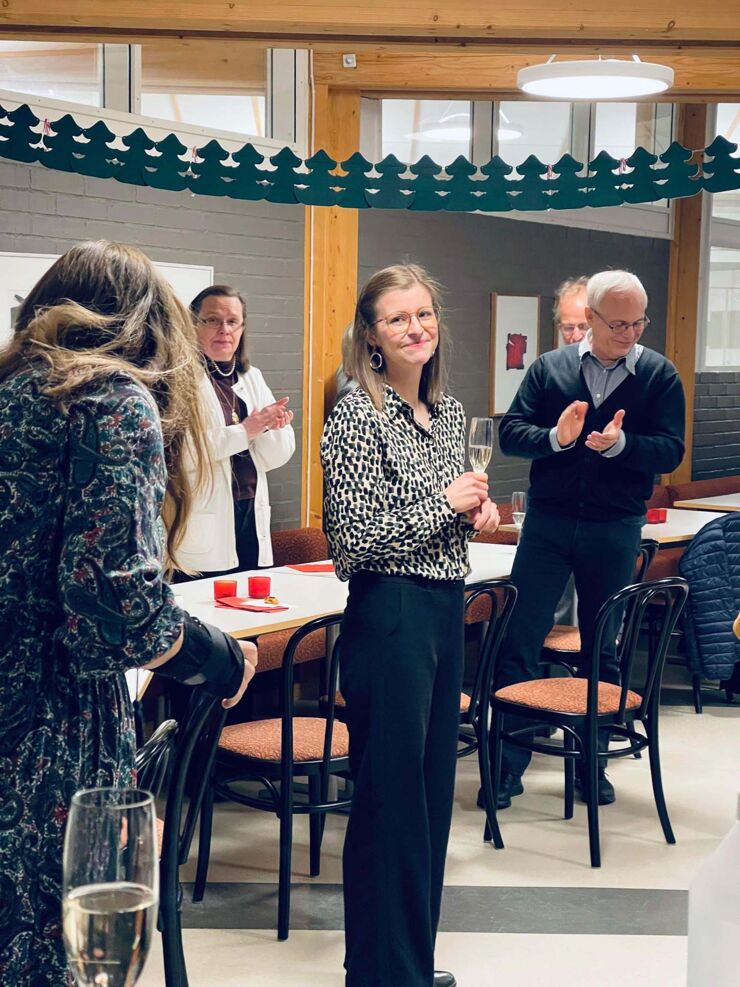 Maria Jernnäs firar med ett glas bubbel efter disputationen.