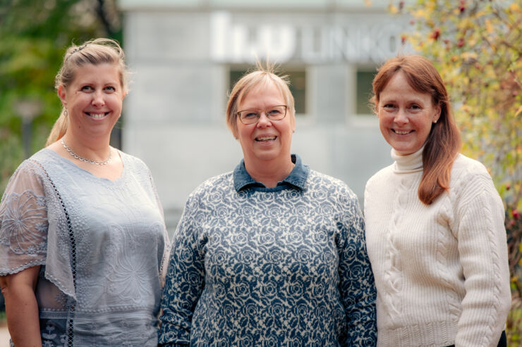 Tre kvinnor utanför Campus US. 