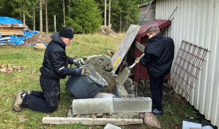 Torgny och en elev murar tillsammans.