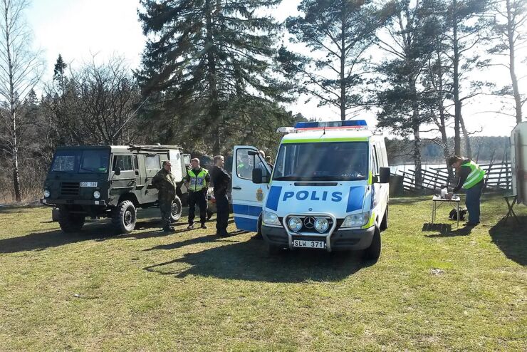 Övning efterforskning polis och militär.