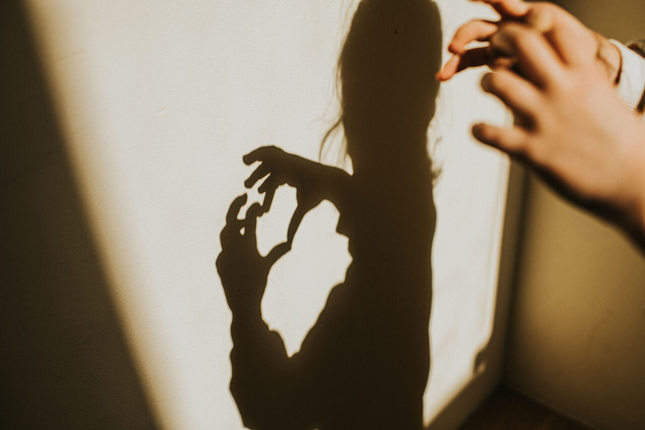 Skuggbild över barnhänder som formar ett hjärta